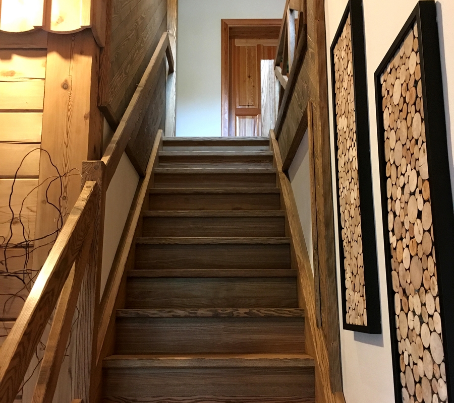 Interiér - Dřevěné schody vedoucí do prvního patra, dekorace ze dřeva, dřevěné trámy.